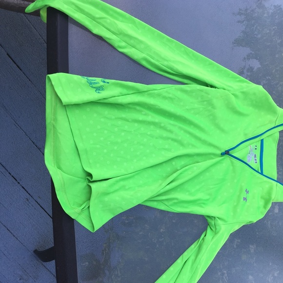 under amour shirt, long sleeves and a thumb whole - Picture 3 of 5